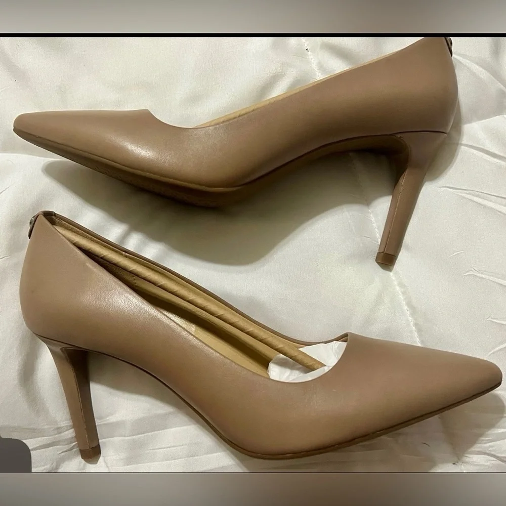 NEW Women’s Michael Kors Dorothy Flex Leather Pumps - Khaki
